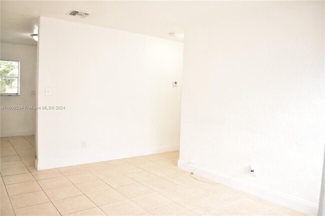 Foto del edificio - 637 NW 6th Ct
