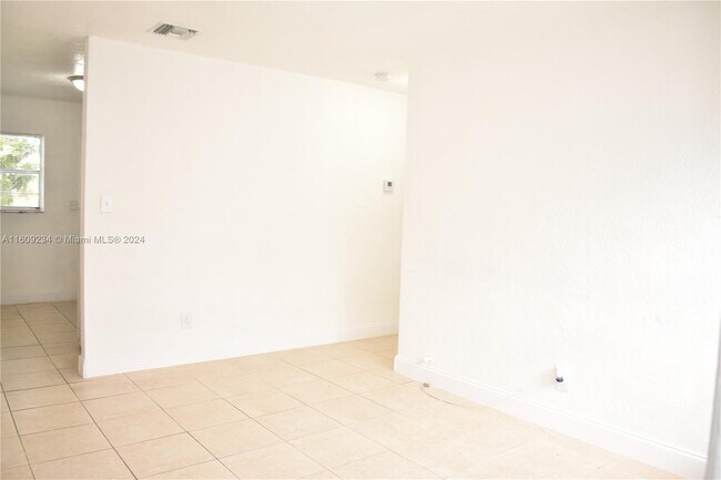 Building Photo - 637 NW 6th Ct