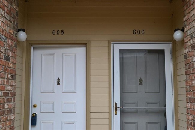 Foto del edificio - 3550 Country Square Dr