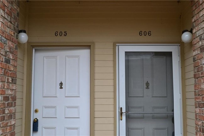 Building Photo - 3550 Country Square Dr