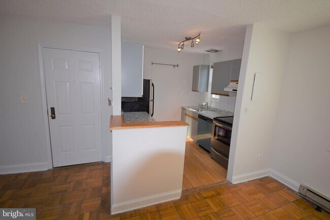 Foto del edificio - 1706 W Abingdon Dr