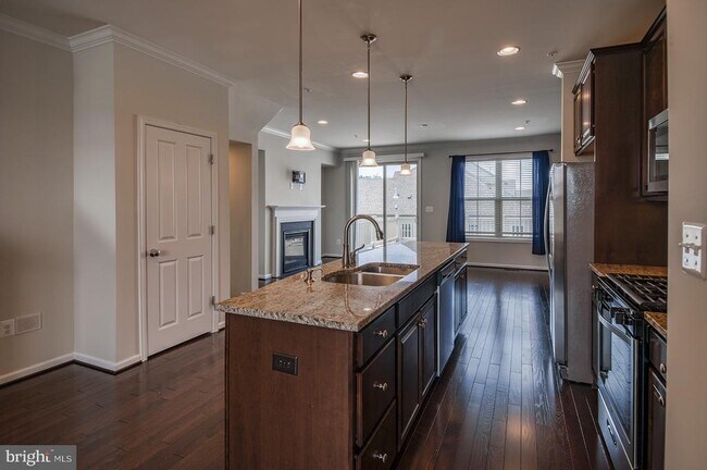 Building Photo - 4376 Shamrock Dr