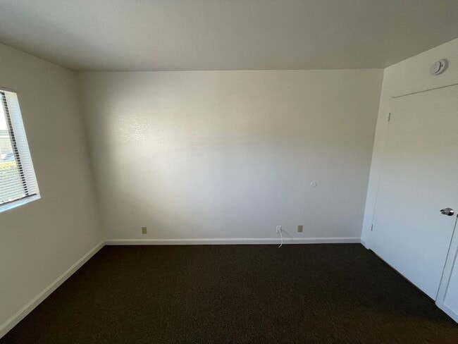 Building Photo - La Tierra Garden Apartments (2 Bed 1 Bath)