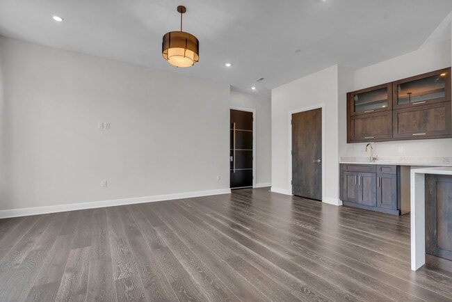 Building Photo - 438 Selden St