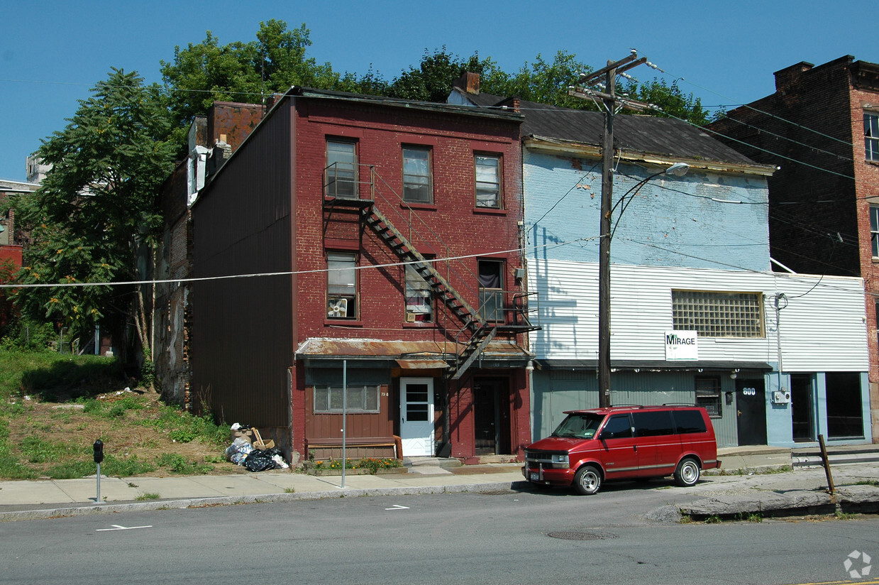 Building Photo - 798 Broadway St