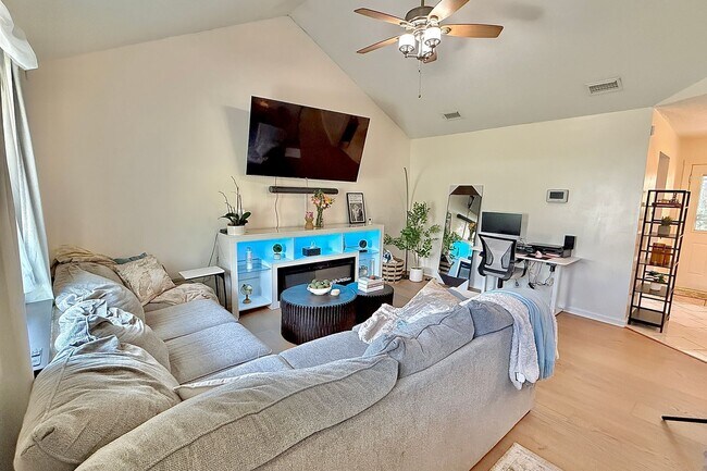 Foto del edificio - COMING JUNE 2026! (Pet Friendly)