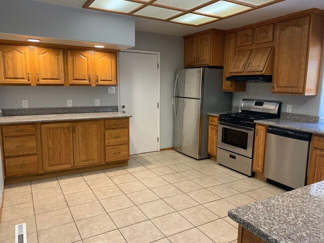 Foto del edificio - Spacious 4 Bedroom 2 Bath Santa Clara Home...