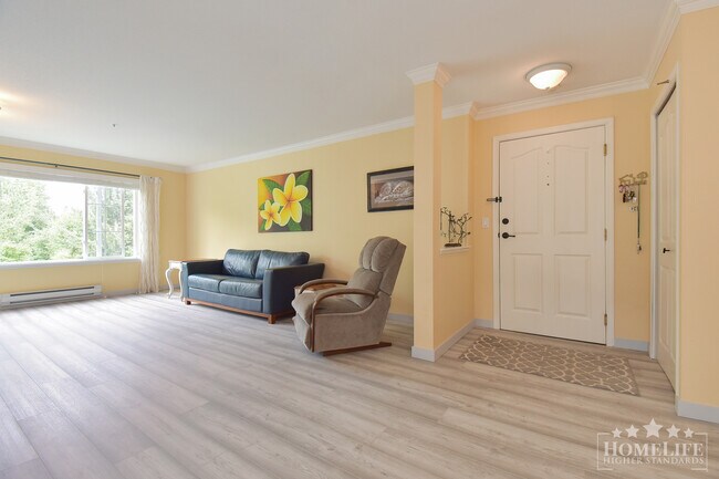 Photo du bâtiment - Spacious 2-Bedroom + Den Condo in Prime La...