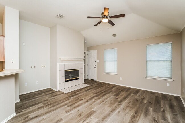 Foto del edificio - 5528 Spring Ridge Dr
