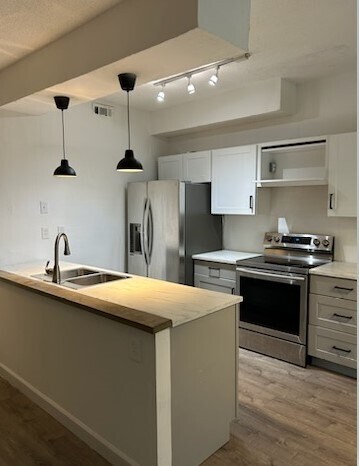 Foto del edificio - 7107 Holly Hill Dr