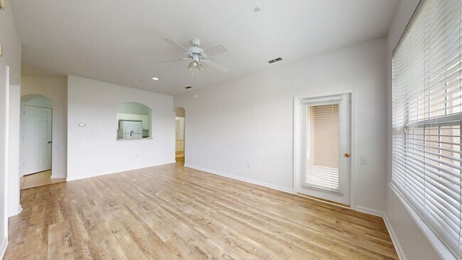 Foto del edificio - Beautifully updated 2 bed, 2 bath third-fl...