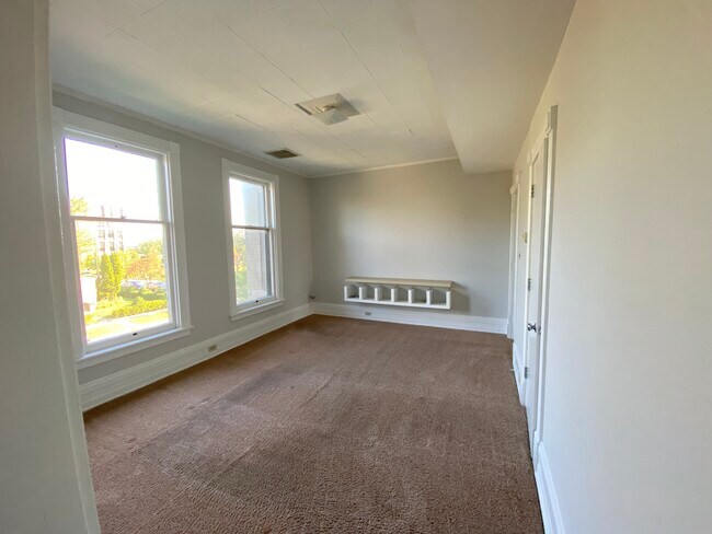 Living room - 321 N Ingalls St