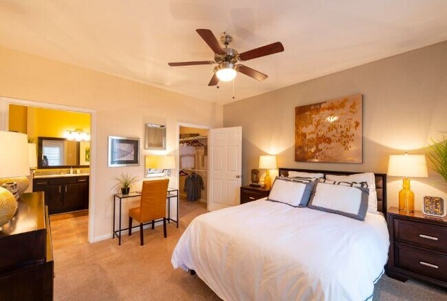 Foto del edificio - 8787 Woodway Dr