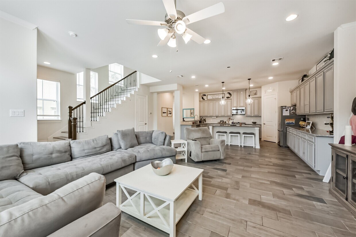 Foto principal - 18 W Oaks Dr