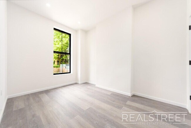 Foto del edificio - Rare & Spacious 4 Bed 4 Bath Duplex with P...