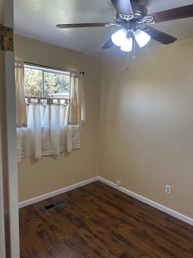 Foto del edificio - 4 Bed, 21/2 Bath Split level single family...