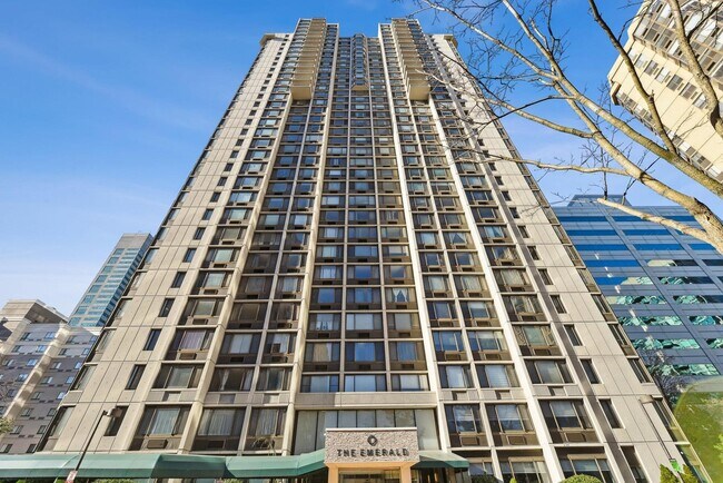 Foto del edificio - 45 River Dr S