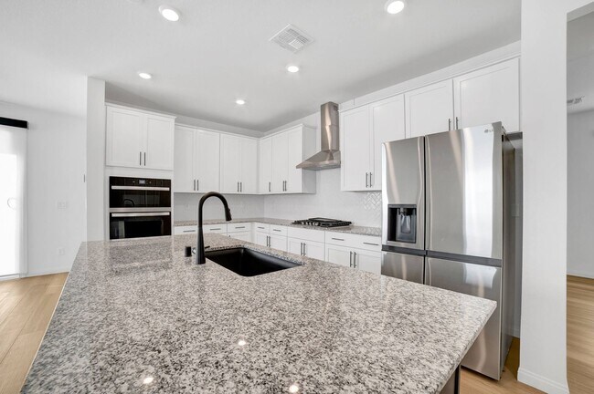 Foto del edificio - BRAND-NEW NEVER LIVED-IN 3-BEDROOM 2 BATHS...