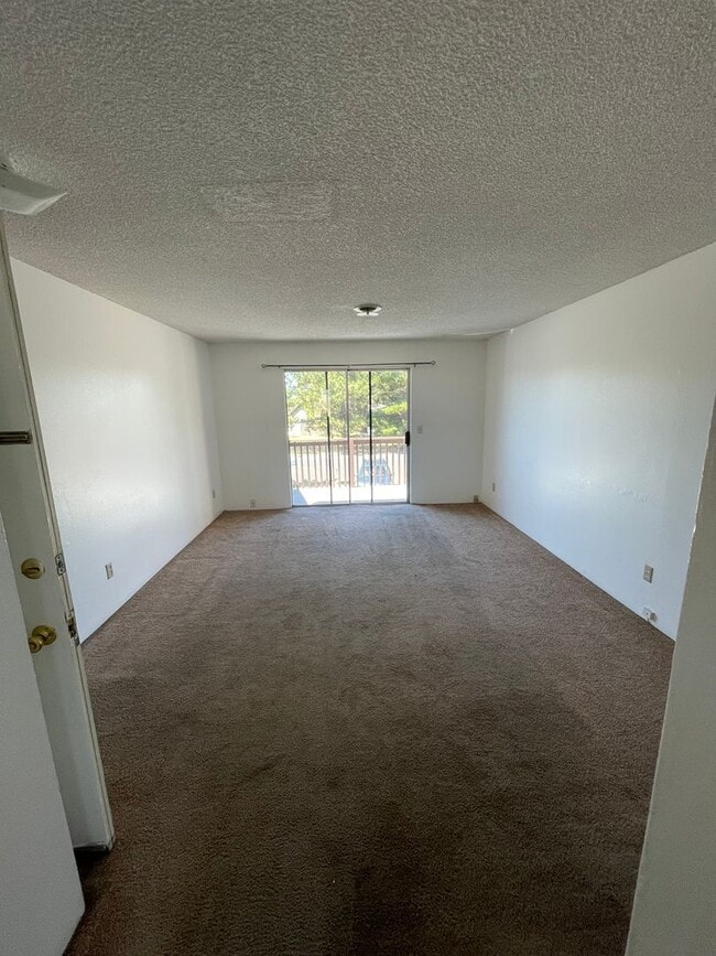 Foto del edificio - 3 bed 1 bath upstairs apartment with deck ...