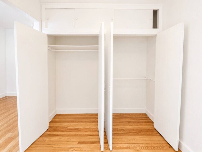 Building Photo - 72-45 60th Ln