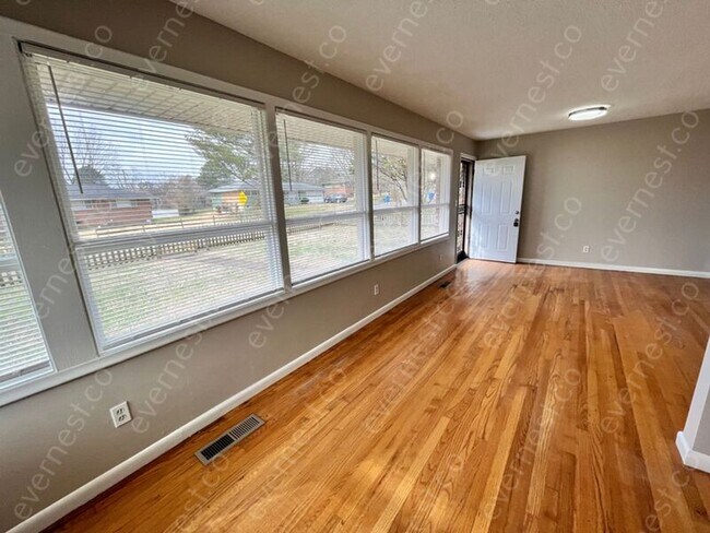 Foto del edificio - 4905 Eastwood Dr