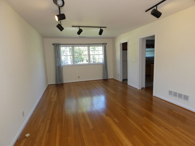 Building Photo - Charming Carriage Home in the Heart of Hoover