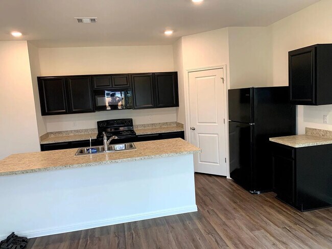 Foto del edificio - Room in House on Shiro Dr