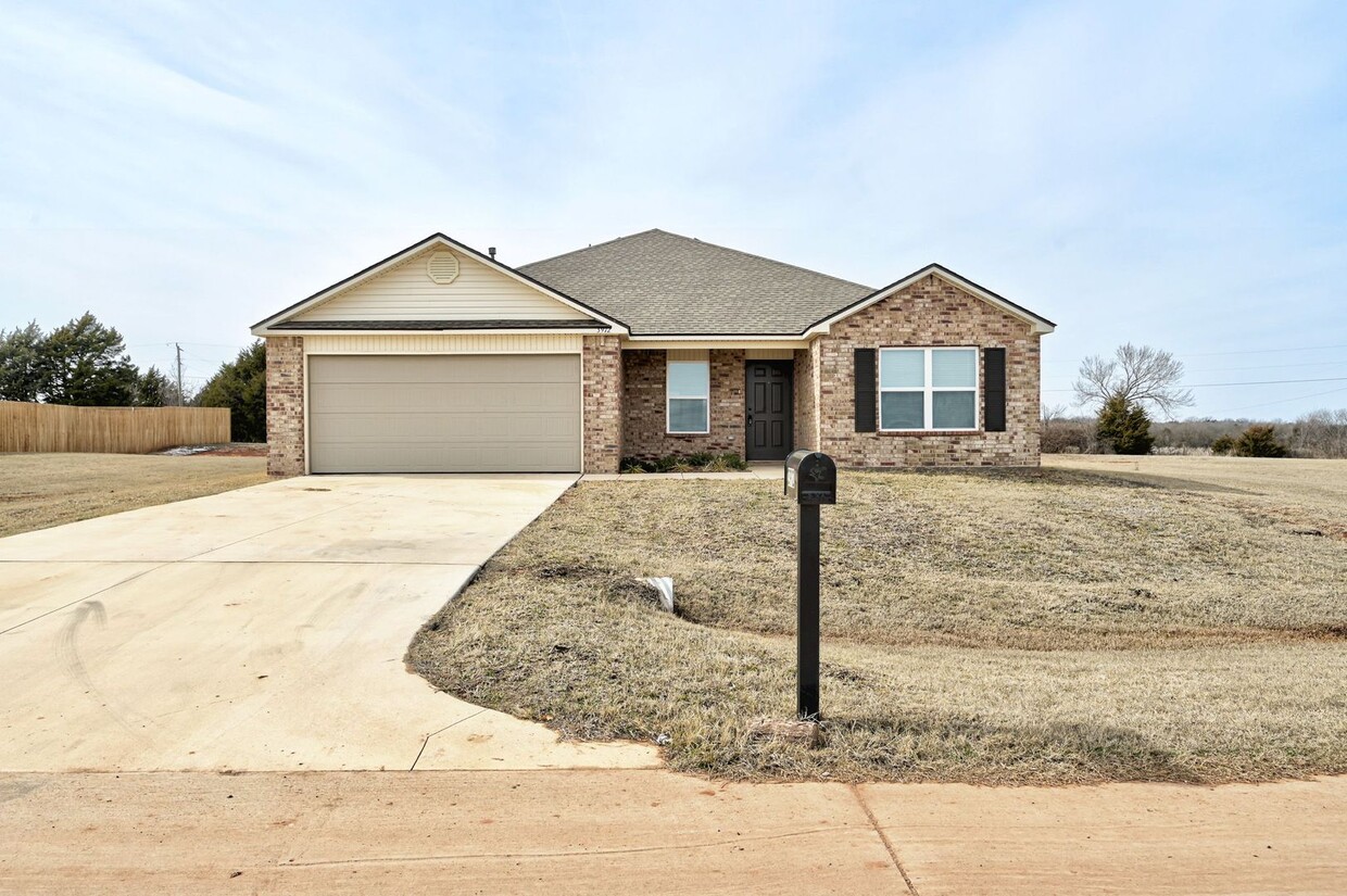 Foto principal - Charming 4-Bed 2-Bath Home in Stillwater!