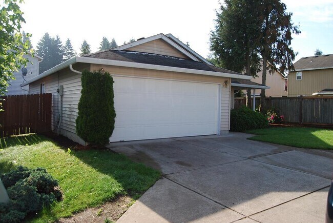 Foto del edificio - 3 Bedroom On Cul-de-sac!  Fenced Yard, Con...