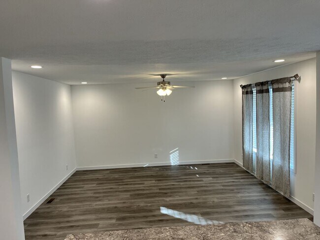 Foto del edificio - 5100 W Augusta Blvd