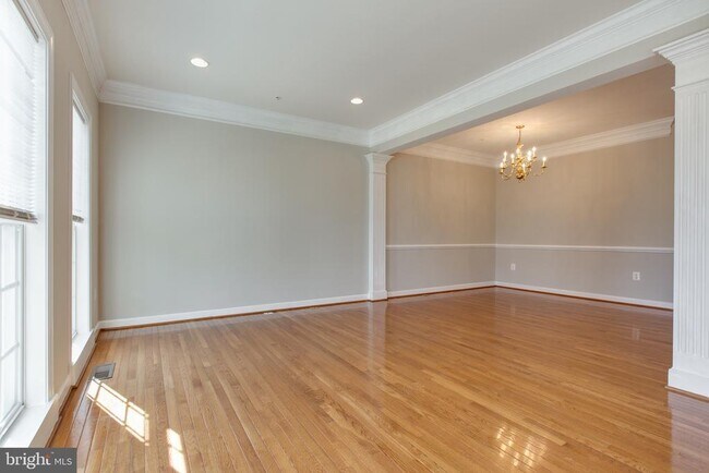 Building Photo - 7224 Fair Oak Dr