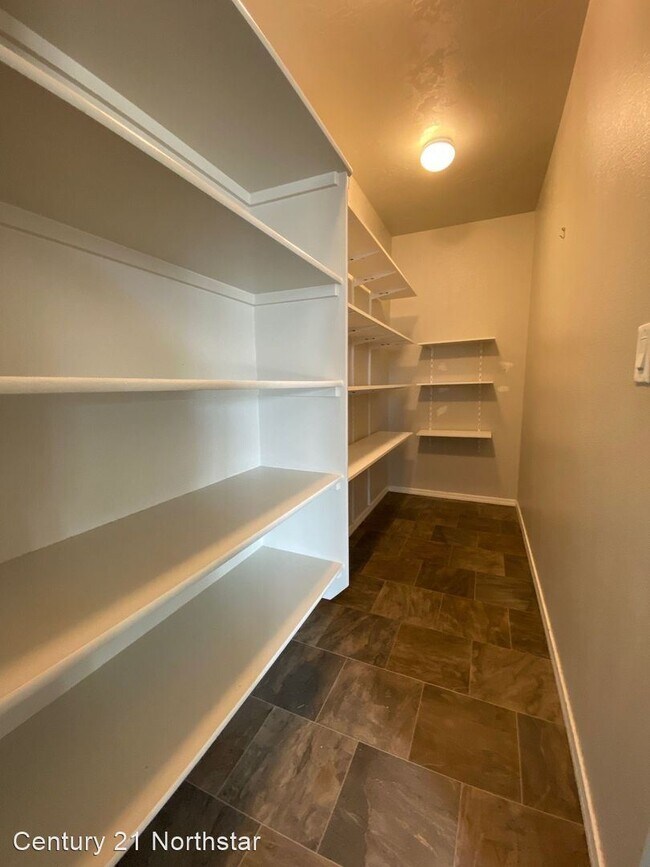 Building Photo - 4 br, 2.5 bath House - 1045 E Rose Island St