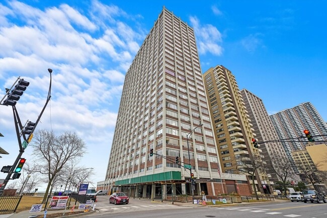 Building Photo - 6171 N Sheridan Rd