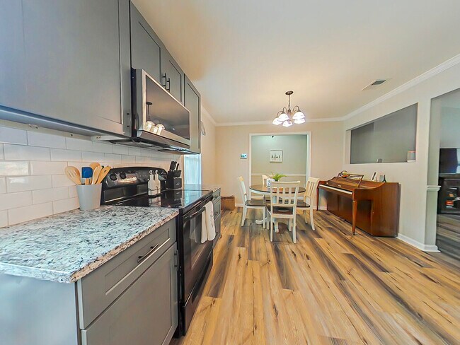 Foto del edificio - 620 Clinton Way W