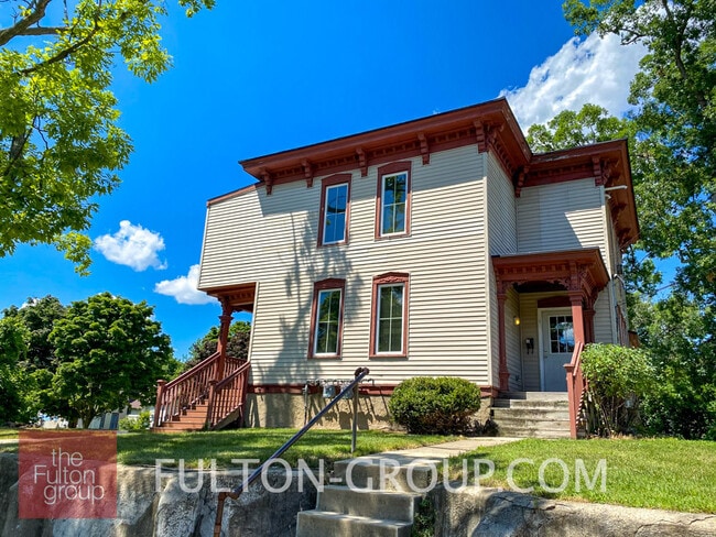 Building Photo - 851 Watson St SW