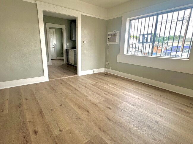 Foto del edificio - 1002 W 4th St