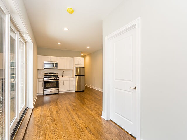 Building Photo - Luxury Studio Apartment steps from Brown Line