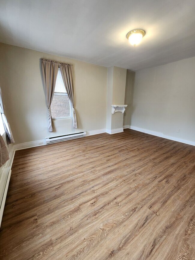 Foto del edificio - 10 N Main St