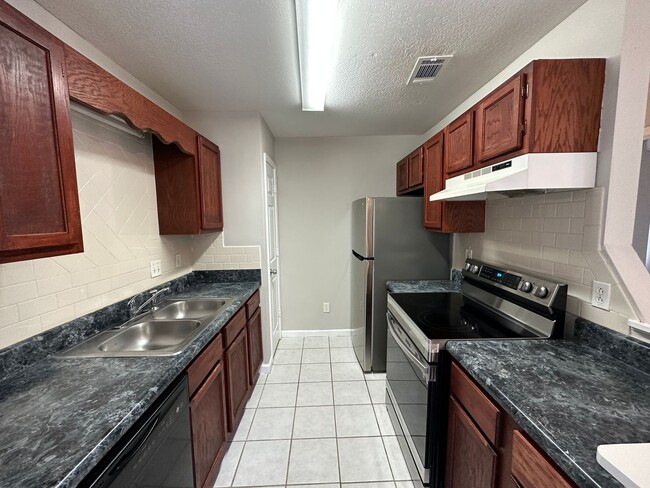 Building Photo - 2 Bedroom 2 bath for rent ~ water, sewer, ...