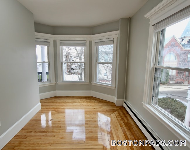 Building Photo - 55 Estes St