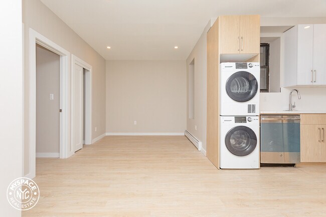 Foto del edificio - 879 Dekalb Ave