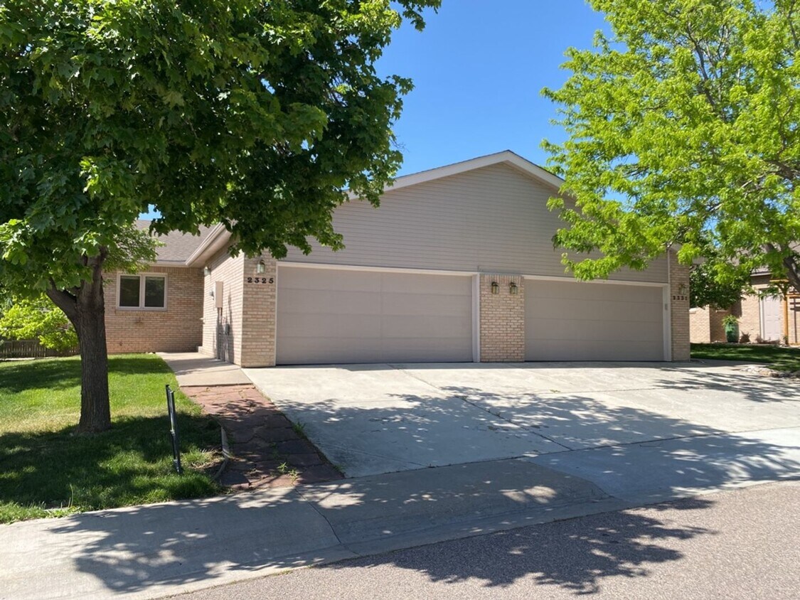 Primary Photo - 4 Bed 3 Bath Patio Style Duplex - 2 Car Ga...