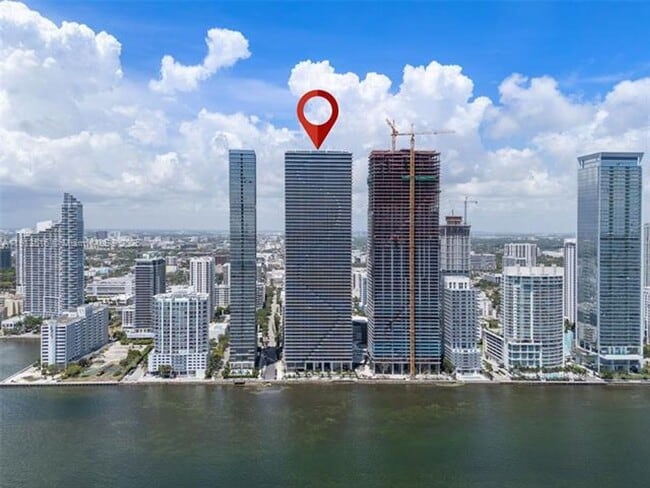 Foto del edificio - 700 NE 24th St