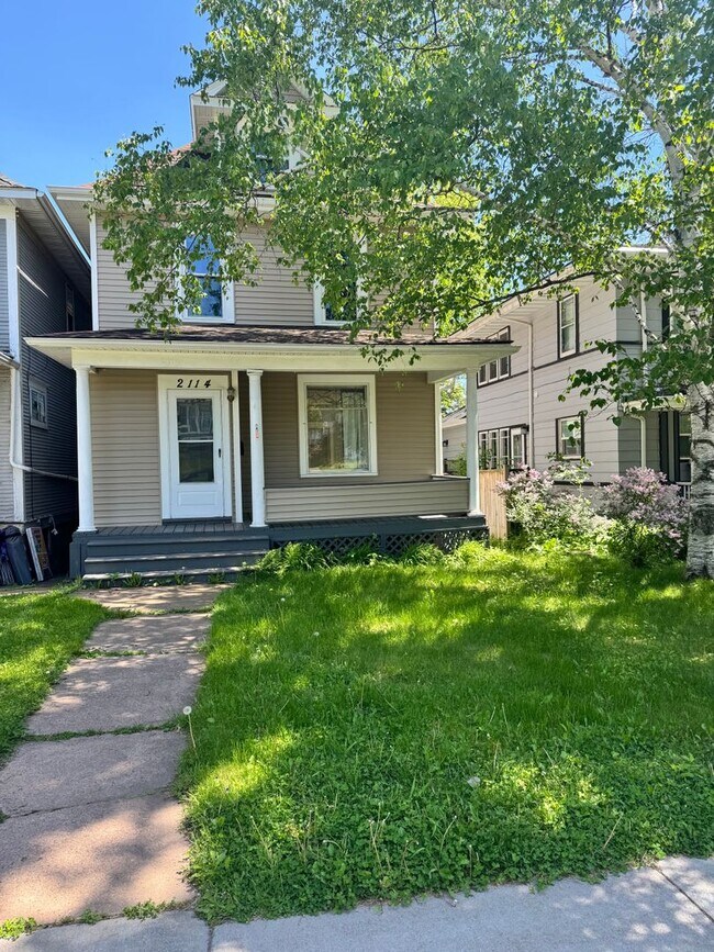 Foto del edificio - AVAILABLE June 1st - 6 Bedroom, 2 Bath House with Garage $200 Off First Months Rent!