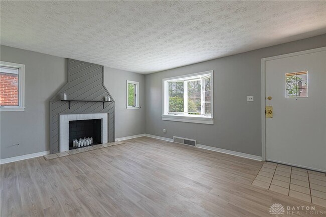 Foto del edificio - 521 Oakview Dr