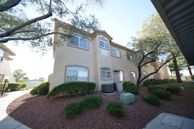 Building Photo - SHOWINGS AVAILABLE NOW