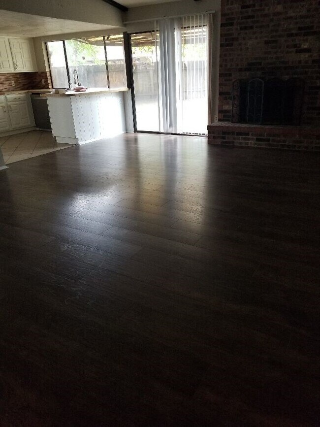 Foto del edificio - 8002 Knightwood Forest Dr