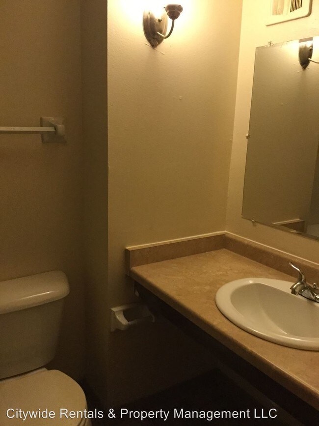Foto del edificio - 3 br, 1.5 bath Apartment - 8911-B N. 95th St.