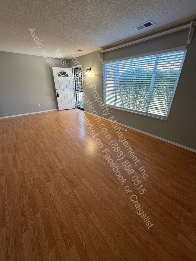 Photo - Pet Friendly - 3 Bedroom Home with Parking and a Comfortable Layout in Denver