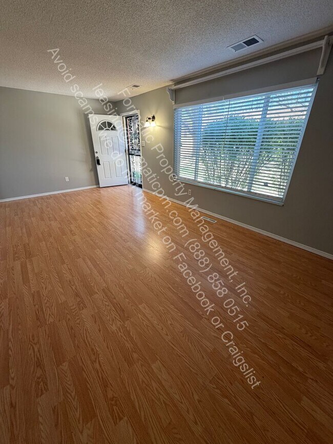Foto del edificio - Pet Friendly - 3 Bedroom Home with Parking and a Comfortable Layout in Denver